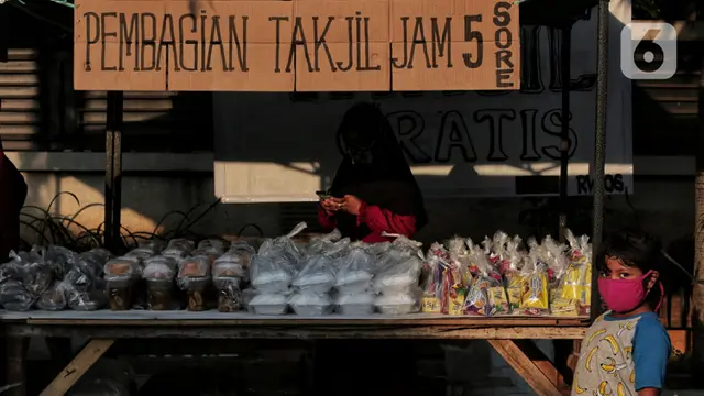 FOTO: Peduli Sesama dengan Berbagi Takjil Selama Ramadan