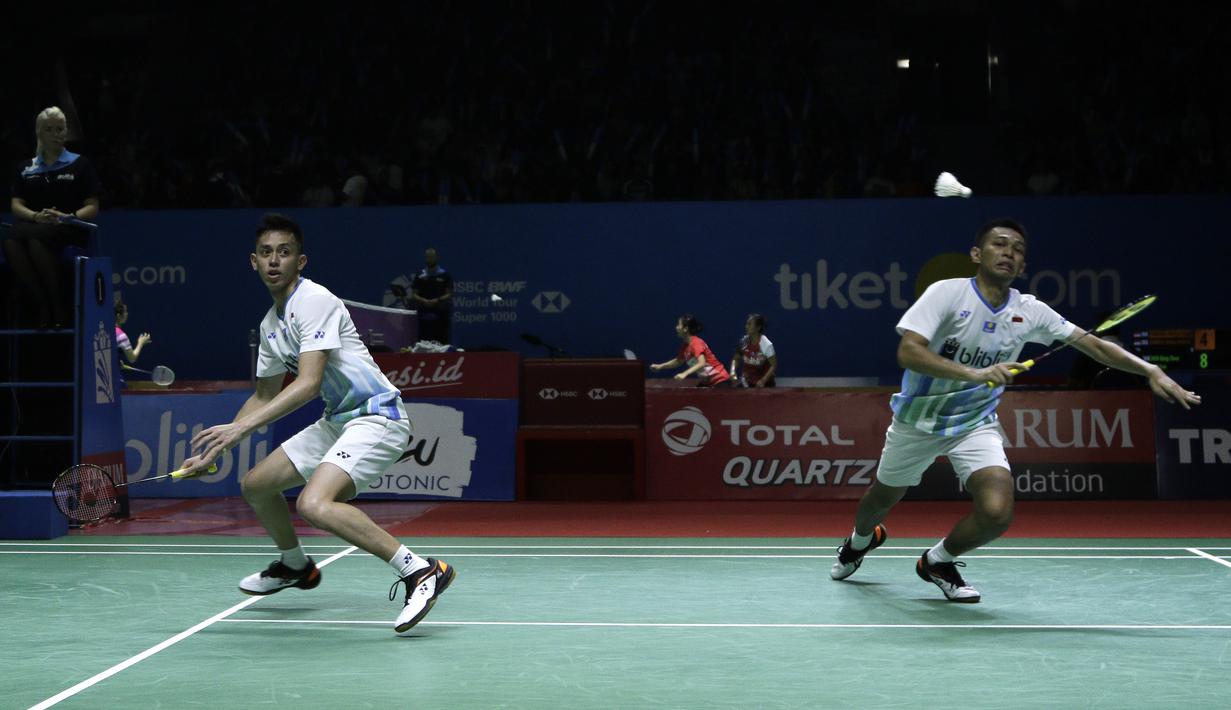 Ganda putra Indonesia, Fajar Alfian/Muhammad Rian Ardianto, mengembalikan kok saat melawan ganda China, Huang Kai Xiang/Liu Cheng, pada Indonesia Open 2019 di Istora Senayan, Rabu (17/7). Fajar/Rian menang 18-21, 21-14, 21-16. (Bola.com/Yoppy Renato)