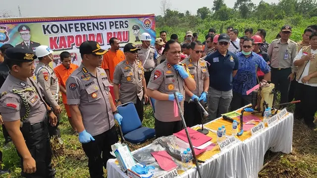 Irjen Pol Widodo Eko Prihastopo dengan sejumlah tersangka kebakaran hutan dan lahan.