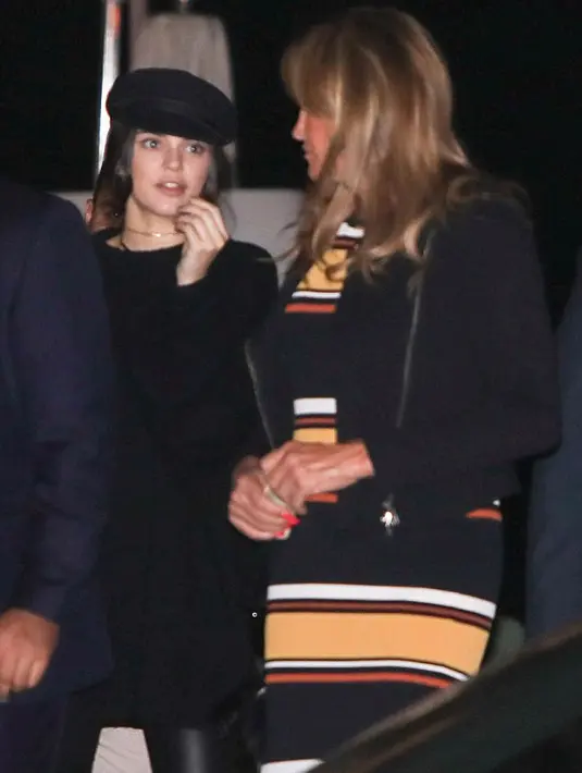 Caitlyn tampil dengan dress bermotif garis-garis oranye, hitam, putih dan merah, serta dipadukan dengan blazer berwarna hitam. Sedangkan Kendall mengenakan pakaian yang dominan berwarna hitam. (doc.dailymail.com)