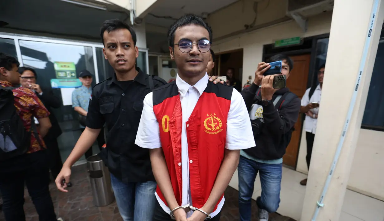 Terdakwa kasus pencabulan anak di bawah umur dan aborsi yang dilaporkan Nikita Mirzani, Vadel Badjideh kembali mengikuti persidangan lanjutan yang digelar di Pengadilan Negeri Jakarta Selatan, Rabu (13/8/2025). (KapanLagi.com/Budy Santoso)