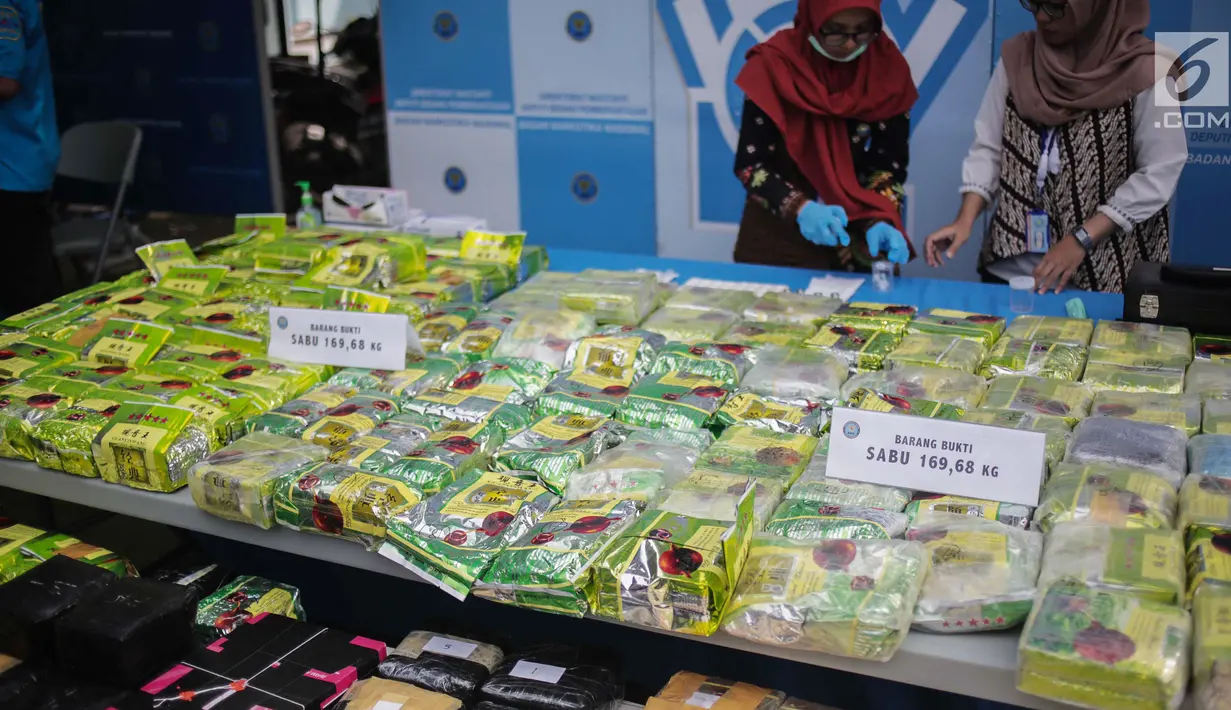 Petugas BNN merapikan barang bukti narkoba saat akan dimusnahkan di Kantor BNN, Jakarta, Jumat (10/5/2019). BNN memusnahkan sebanyak 169,68 kilogram sabu. (Liputan6.com/Faizal Fanani)