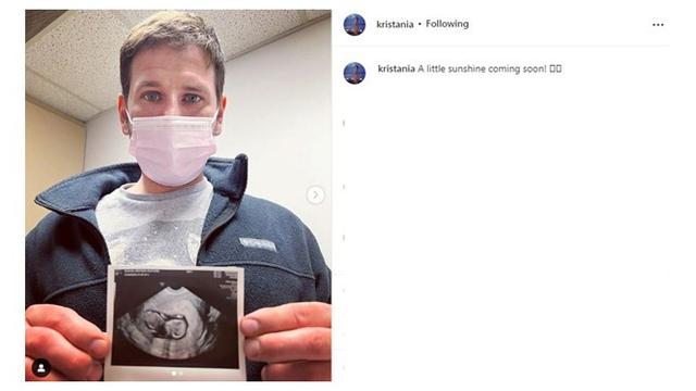 Umumkan Kehamilan, Ini 7 Potret Mesra Kristania Besouw dan Suami