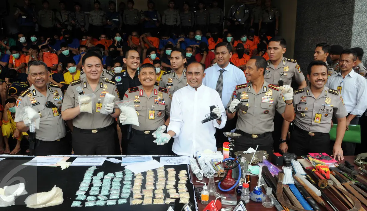 Ditresnarkoba Polda Metro Jaya beserta jajarannya saat rilis barang bukti di Jakarta, (2/2). Dalam operasi ini didapati barang bukti narkoba sebanyak 23,1 kilogram ganja, 6,1 kilogram sabu dan 10.600 butir pil ekstasi. (Liputan6.com/Helmi Afandi)