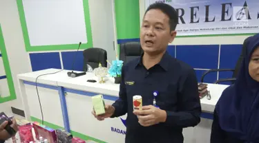 Kepala BPOM Gorontalo Yudi Noviandi menunjukkan kosmetik dan obat-obatan ilegal di Gorontalo, Senin (17/12). Provinsi Gorontalo saat ini terbilang rawan beredarnya kosmetik dan obat-obatan ilegal. (Liputan6.com/Arfandi Ibrahim)