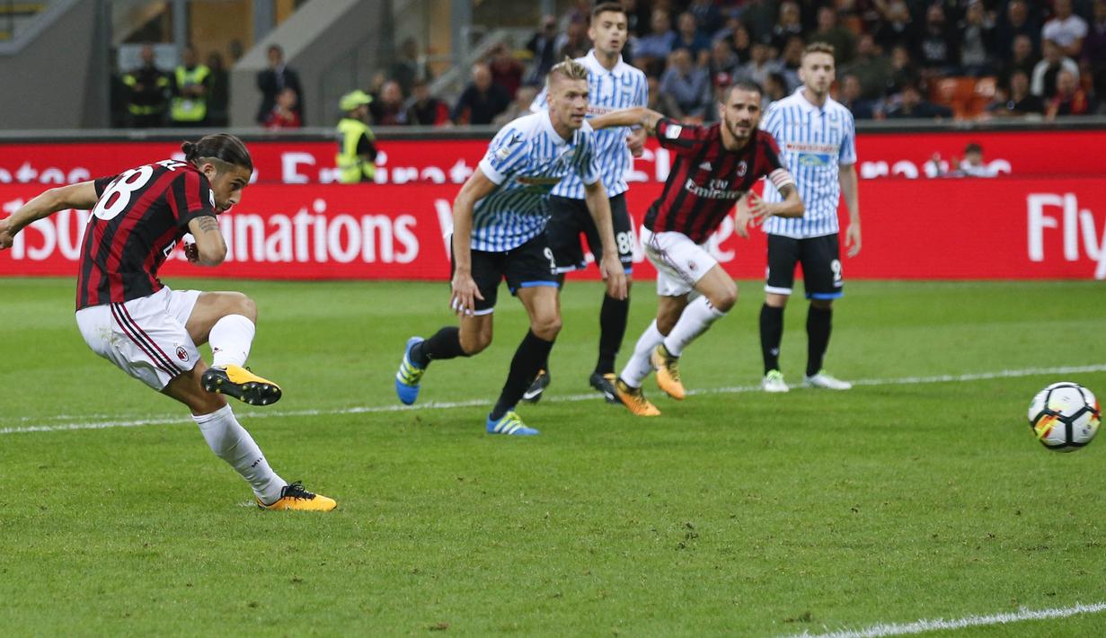 Gelandang AC Milan, Ricardo Rodriguez, melakukan tendangan penalti ke gawang SPAL pada laga Serie A Italia di Stadion San Siro, Rabu (20/9/2017). AC Milan menang 2-0 atas SPAL. (AP/Antonio Calanni)