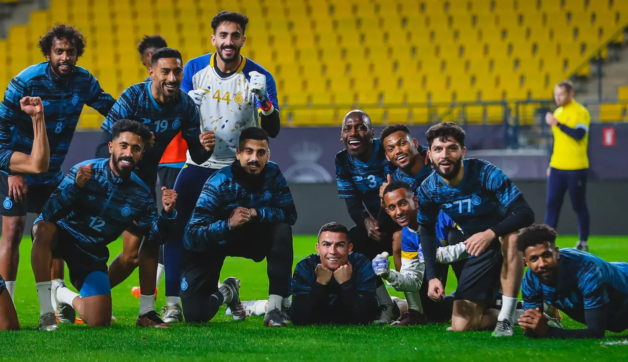 Pemain Al Nassr, Cristiano Ronaldo (tengah) berfoto bersama dengan rekannya saat latihan menjelang laga debutnya di Liga Pro Arab Saudi 2022/2023 melawan Al Ittifaq yang berlangsung di Mrsool Park, Minggu (22/01/2023) dini hari WIB. CR7 sebelumnya harus absen dalam dua laga Al Nassr karena terkena sanksi yang didapat dari Manchester United. (Twitter/@AlNassrFC)