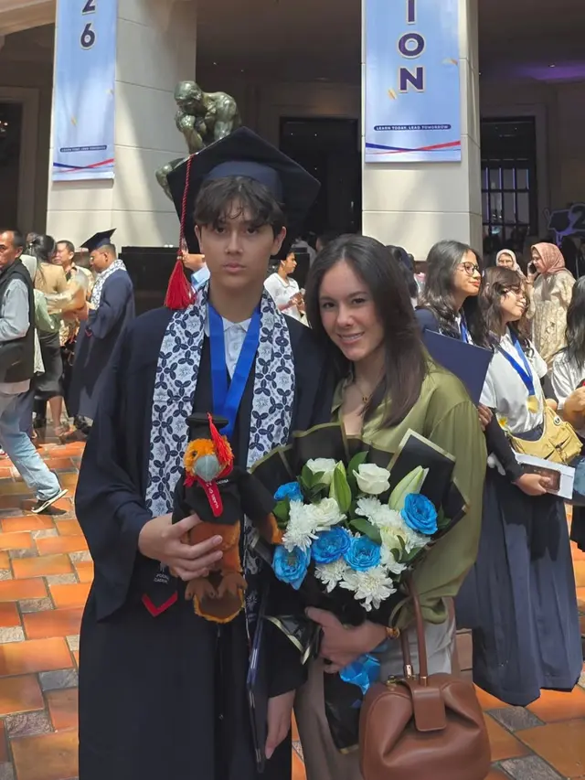 Wulan Guritno Hadir di Wisuda Putranya dengan look kasual. [@wulanguritno]