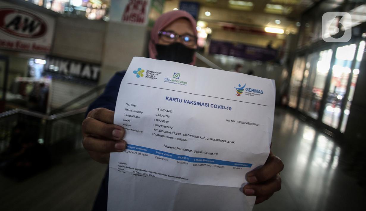 Warga menunjukan kartu vaksin di Pasar Tanah Abang, Jakarta, Selasa (27/7/2021). Pasar Tanah Abang yang kembali dibuka mulai Senin (26/7) mewajibkan pengunjung serta pedagang menunjukkan sertifikat vaksinasi COVID-19 untuk masuk ke pasar. (Liputan6.com/Johan Tallo)