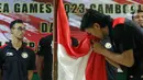 Pelepasan kontingen timnas Voli Indonesia juga disertai seremoni penciuman bendera Merah Putih. (Liputan6.com/Helmi Fithriansyah)