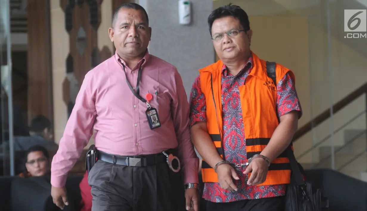 Hakim Pengadilan Negeri Semarang, Lasito dengan rompi tahanan meninggalkan gedung KPK, Jakarta, Selasa (26/3). Lasito ditahan oleh KPK setelah menjalani pemeriksaan sebagai tersangka kasus suap terkait putusan atas praperadilan kasus korupsi yang ditangani PN Semarang. (merdeka.com/Dwi Narwoko)