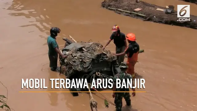 VIDEO: Mobil Ini Terbawa Arus Banjir Hingga 5 Km