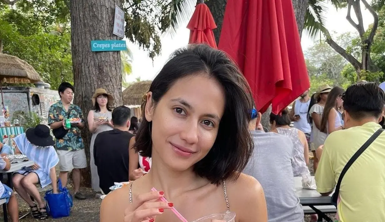 Pevita terlihat nyaman berpergian tanpa makeup. Terbukti dari unggahannya saat berlibur yang menunjukkan kecantikan alaminya. [@pevpearce]