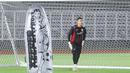 Kiper Timnas Indonesia, Emil Audero Mulyadi, saat sesi latihan jelang lawan Bahrain di Stadion Madya, Jakarta, Minggu (23/3/2025). (Bola.com/M Iqbal Ichsan)