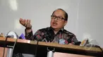 Direktur Utama PT. Transportasi Jakarta (Transjakarta) ANS Kosasih saat memberikan keterangan pers terkait penarikan sementara bus Transjakarta asal Tiongkok di Jakarta, Selasa (10/3/2015). (Liputan6.com/Faizal Fanani)