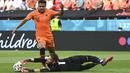 Pemain Timnas Belanda, Donyell Malen (kiri) berebut bola dengan kiper Republik Ceska Tomas Vaclik pada pertandingan babak 16 besar Piala Eropa 2020 antara Belanda melawan Republik Ceska di Puskas Arena, Hongaria, Minggu, (27/6/2021). (Foto: AP/Pool/Attila Kisbenedek)