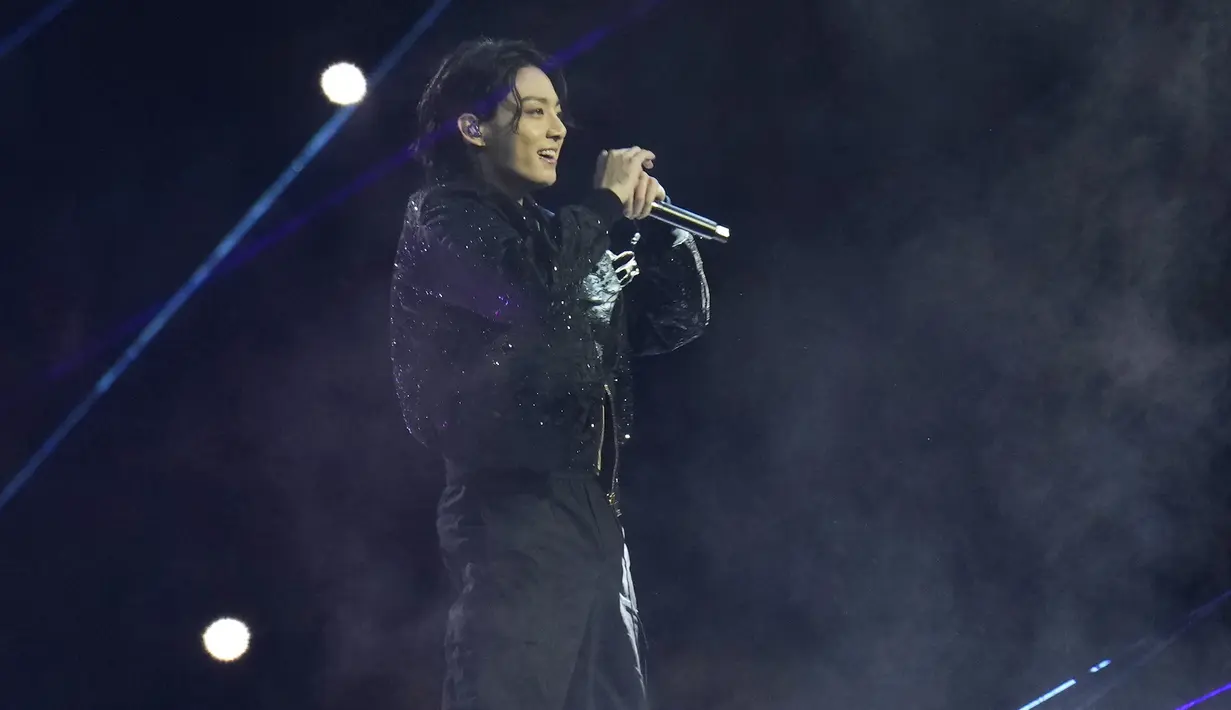 Selain Jungkook, artis-artis lainnya yang juga memeriahkan upacara pembukaan Piala Dunia 2022 antara lain J. Balvin, Robbie Williams, Jason Derulo, Clean Bandit, Sean Paul, Nora Fatehi, Black Eyed Peas, Nicki Minaj, Maluma, dan Myriam Fares. (AP Photo/Manu Fernandez)