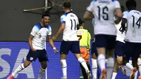 Timnas Inggris U-20 berhasil memetik tiga poin penuh atas Tunisia pada laga pertama di Grup E Piala Dunia U-20 2023 yang digelar di Unico Diego Armando Maradona Stadium, La Plata, Argentina, Selasa (23/5/2023) dini hari WIB. Tim muda Tiga Singa yang kalah dalam penguasaan bola 46 % berbanding 54 % mesti bersusah payah menaklukkan Tunisia 1-0 lewat gol tunggal striker Dane Scarlett pada menit ke-25. Dengan hasil ini, Timnas Inggris U-20 sementara menempati posisi kedua Grup E di bawah Uruguay yang sama-sama mengoleksi tiga poin, namun unggul selisih gol. (AFP/Juan Mabromata)