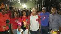 Istri dan anak Boaz Solossa bersama kerabat datang langsung ke Solo untuk mendukung Timnas Indonesia lawan Malaysia, Selasa (6/9/2016). (Rejdo Prahananda/Liputan6.com)