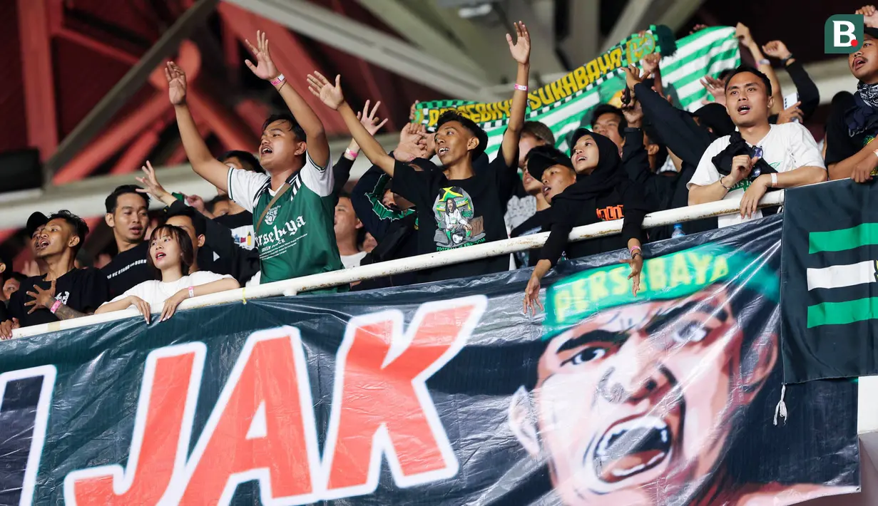 Ini menjadi momen yang indah sekaligus bukti nyata perdamaian antar suporter Indonesia. (Bola.com/M Iqbal Ichsan)