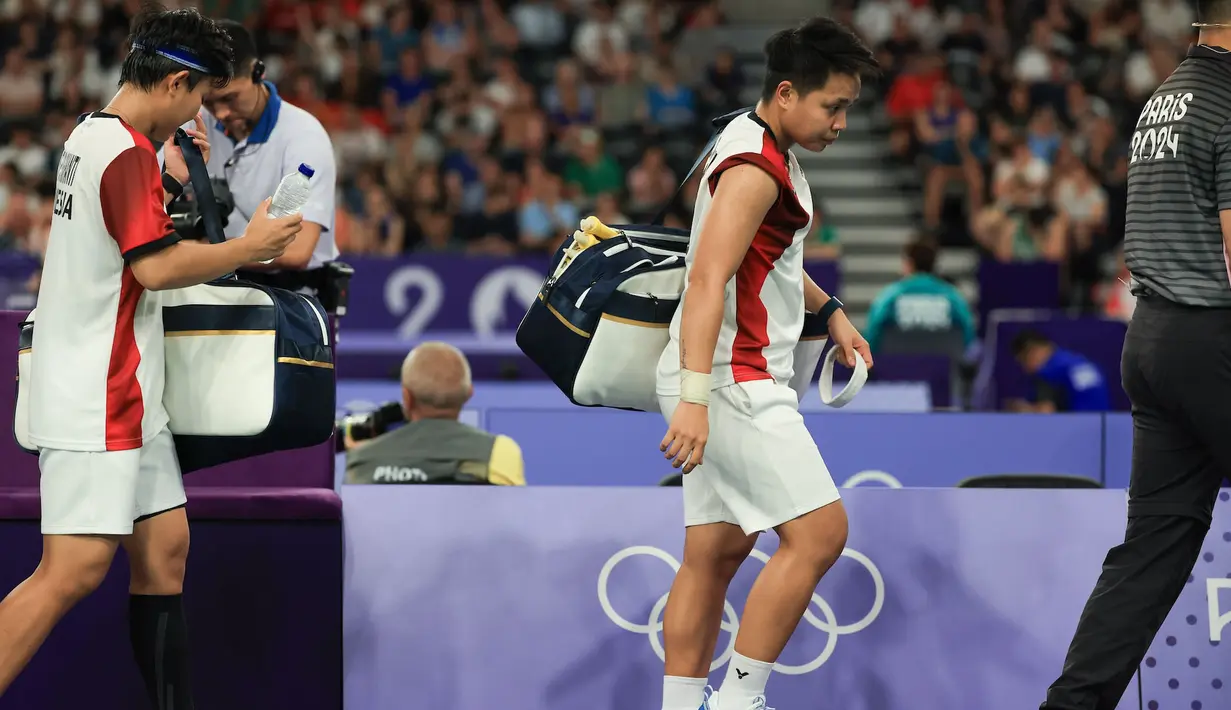 <p>Ganda putri Indonesia, Apriyani Rahayu/Siti Fadia Silva Ramadhanti berjalan meninggalkan lapangan setelah dikalahkan wakil Malaysia, Pearly Tan/Thinaah Muralitharan pada laga Grup A Olimpiade Paris 2024 di Porte de la Chapelle Arena, Paris, Selasa (30/7/2024). Apriyani Rahayu/Siti Fadia Silva Ramadhanti kalah 18-21, 9-21. (Dok. NOC Indonesia/Naif Muhammad Al'as)</p>
