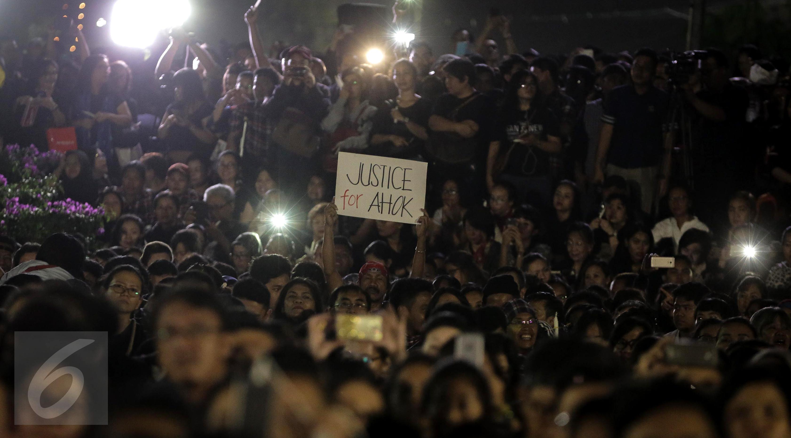 Ribuan pendukung Ahok menggelar acara Malam Solidaritas atas Matinya Keadilan di Tugu Proklamasi, Jakarta (10/05). Mereka datang mengenakan pakaian hitam-hitam. (Liputan6.com/Faizal Fanani)