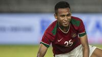 Gelandang Timnas Indonesia, Osvaldo Haay, terjatuh saat melawan Islandia pada laga persahabatan di SUGBK, Jakarta, Minggu (14/1/2018). Timnas Indonesia kalah 1-4 dari Islandia. (Bola.com/Vitalis Yogi Trisna)