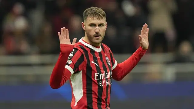 Santiago Gimenez merayakan gol AC Milan dalam laga leg kedua playoff Liga Champions melawan Feyenoord di San Siro, Rabu (19/2/2025) dini hari WIB. (c) AP Photo/Luca Bruno