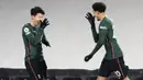 Penyerang Tottenham Hotspur, Son Heung-min melakukan selebrasi bersama Dele Alli saat melawan Fulham pada laga Liga Inggris di Stadion Craven Cottage, Kamis (4/3/2021). Tottenham Hotspur menang dengan skor 1-0. (Neil Hall/Pool via AP)