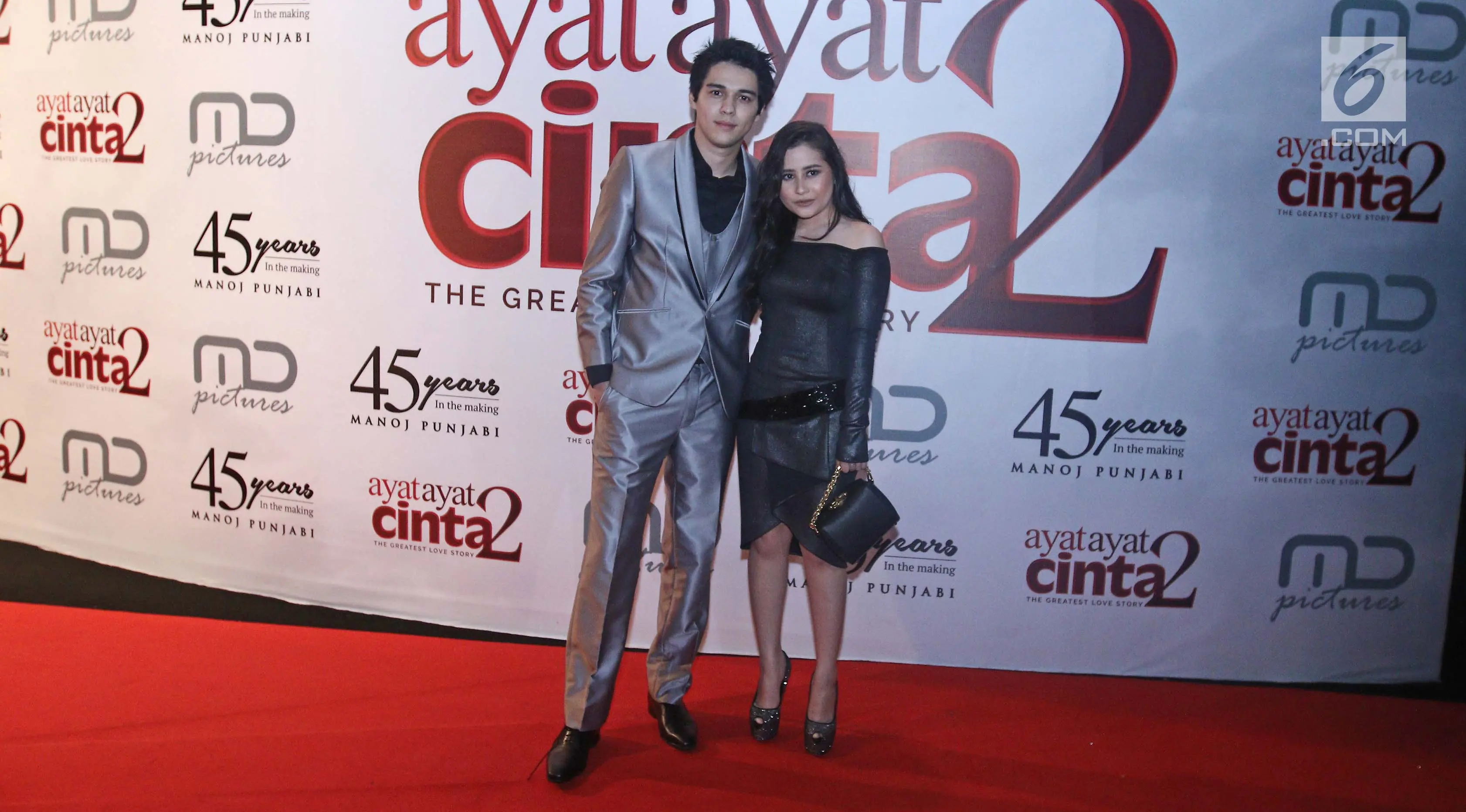 Maxime Bouttier dan Prilly Latuconsina berpose saat menghadiri gala premiere film Ayat Ayat Cinta 2 di Jakarta, Kamis (07/12). (Liputan6.com/Herman Zakharia)