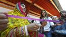 Malala Yousafzai, pemenang Nobel Perdamaian termuda, merayakan ulang tahunnya yang ke-18 dengan membuka sekolah bagi anak-anak perempuan pengungsi Suriah di Lebanon, 12 Juli 2015. (REUTERS/Jamal Saidi)