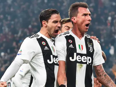 Striker Juventus, Mario Mandzukic berselebrasi bersama rekan-rekannya usai mencetak gol ke gawang Inter Milan pada lanjutan Liga Serie A Italia di Allianz stadium, Turin (7/12). Juventus menang tipis atas Inter Milan 1-0. (Andrea Di Marco/ANSA via AP)