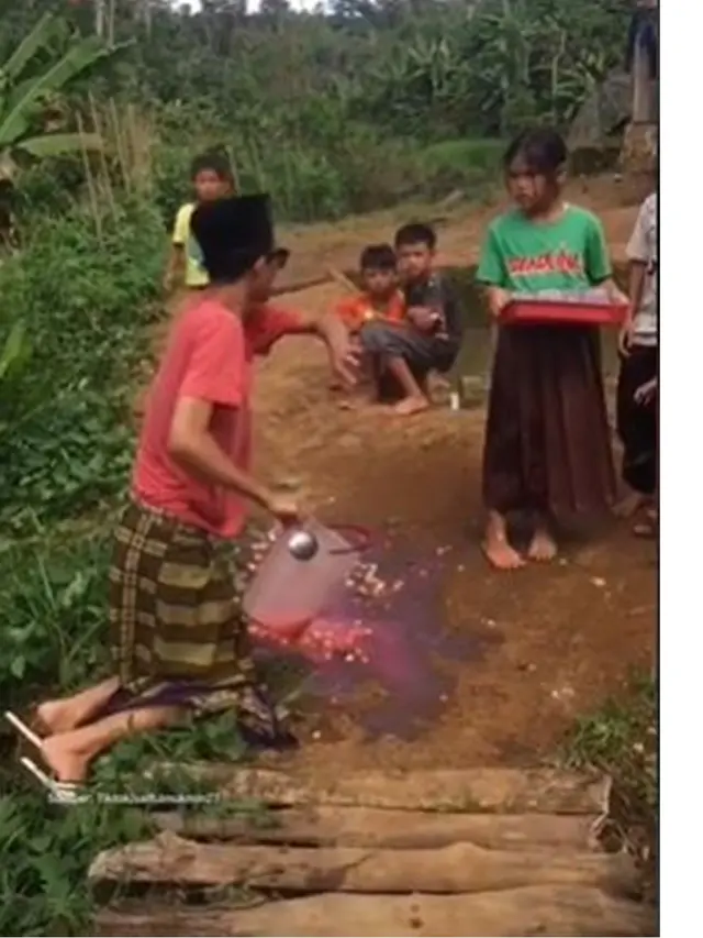 6 Potret Orang Tak Sengaja Jatuhkan Es Buah Ini Bikin Nyesek, Gagal Dinikmati