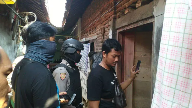 Densus 88 Antiteror Tangkap 4 Terduga Teroris JAD di Bandung dan Cirebon