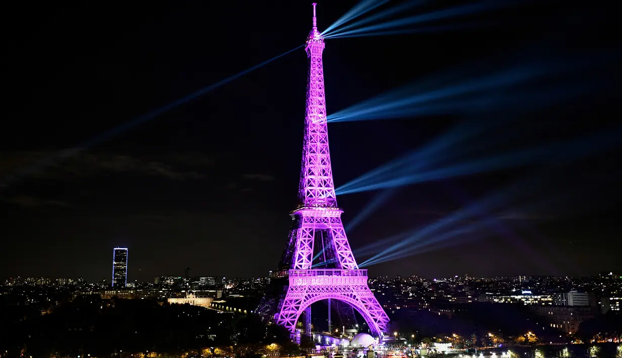 Menara Eiffel diterangi cahaya warna pink sebagai tanda Bulan Kesadaran Kanker Payudara di Paris, Selasa (1/10/2019). Tiap tahunnya di bulan Oktober, ditetapkan sebagai bulan kewaspadaan kanker payudara. (Photo by STEPHANE DE SAKUTIN / AFP)