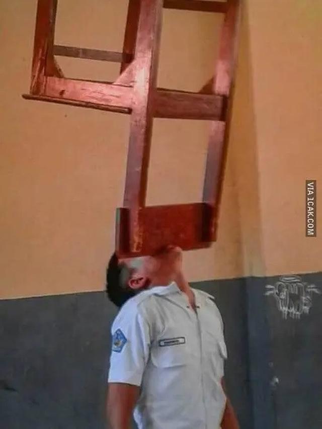 6 Aksi Murid Mainan Kursi Ini Absurd Banget, Bikin Ngakak