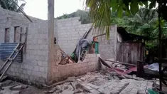 Sebuah rumah yang rusak setelah gempa melanda kepulauan Tanimbar di Maluku (10/1/2023). Gempa dengan magnitudo (M) 7,6 berdampak pada kerusakan sejumlah rumah warga di daerah itu. (Photo by Handout / BNPB / AFP)