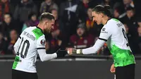 Pemain Liverpool, Alexis Mac Allister (kiri) melakukan selebrasi bersama Darwin Nunez saat laga leg pertama 16 Besar Liga Europa 2023/2024 melawan Sparta Praha di Epet Arena, Praha, Republik Ceko, Jumat (08/03/2024) dini hari WIB. (AFP/Michal Cizek)