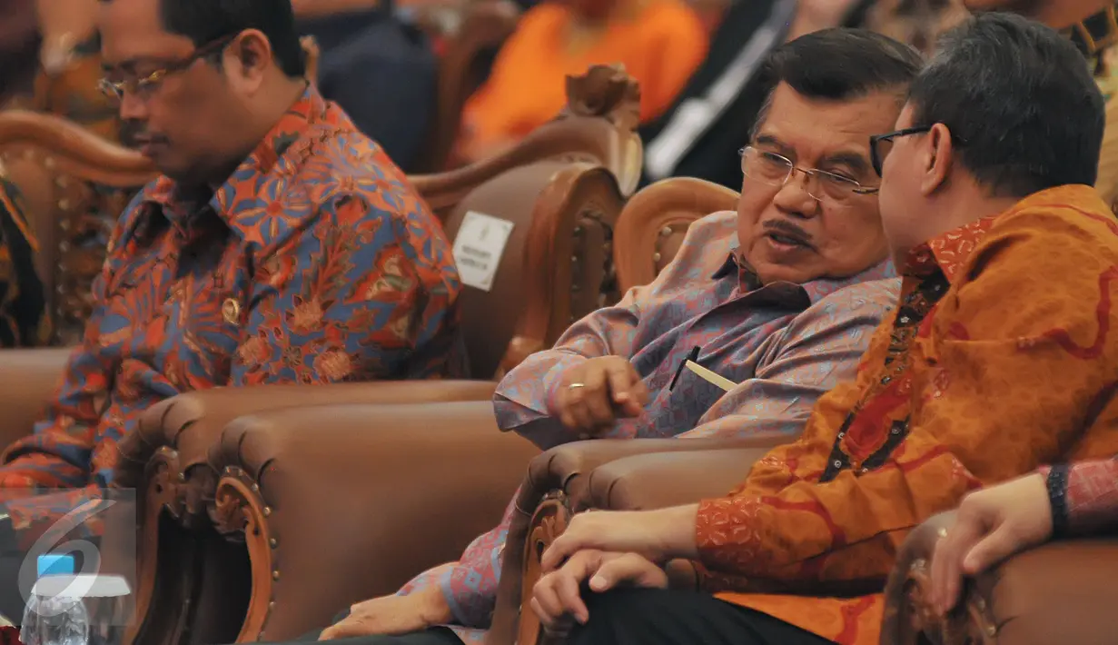 Wapres Jusuf Kalla (tengah) berbincang dengan Ketua MPR Zulkifli Hasan saat menghadiri peringatan Hari Konstitusi di Kompleks Parlemen, Senayan, Jakarta, Selasa (18/8/2015). (Liputan6.com/Herman Zakharia)