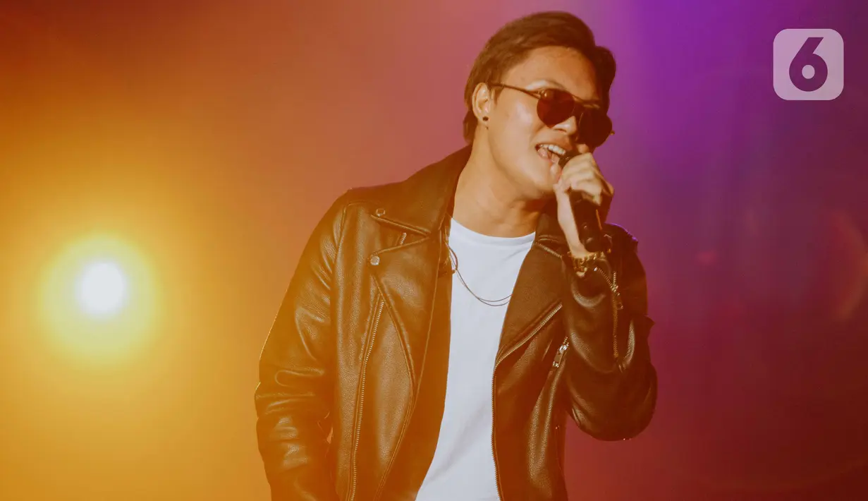 Penyanyi Rizky Febian beraksi pada Jakarta International BNI Java Jazz Festival 2020 di Jakarta, Sabtu (29/2/2020). Ardhito membawakan sejumlah lagu seperti Bila, Bitter Love, dan Fake Optics. (Liputan6.com/Faizal Fanani)