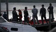 Tim SAR gabungan terus melakukan upaya pencarian korban di permukaan Selat Bali serta penyisiran pantai sepanjang pantai Gilimanuk dan pantai di Banyuwangi, Jawa Timur. (SONNY TUMBELAKA/AFP)