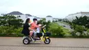 Warga menaiki skuter listrik saat menikmati sore di Pulau Maju, Jakarta, Sabtu (26/2/2022). Pulau Maju adalah sebuah pantai Reklamasi Jakarta yang menghubungkan laut jawa masih dalam kawasan PIK.  (merdeka.com/Imam Buhori)