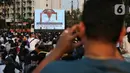 Pada sekitar pukul 09.45 waktu setempat Kardinal Kevin Farrell, Camerlengo Kamar Apostolik, mengumumkan wafatnya Paus Fransiskus yang berusia 88 tahun dari Casa Santa Marta. Tampak dalam foto, umat Katolik saat mengikuti misa akbar melalui layar striming di Parkir Timur Gelora Bung Karno (GBK), Senayan, Jakarta, Kamis (5/9/2024). (Liputan6.com/Angga Yuniar)