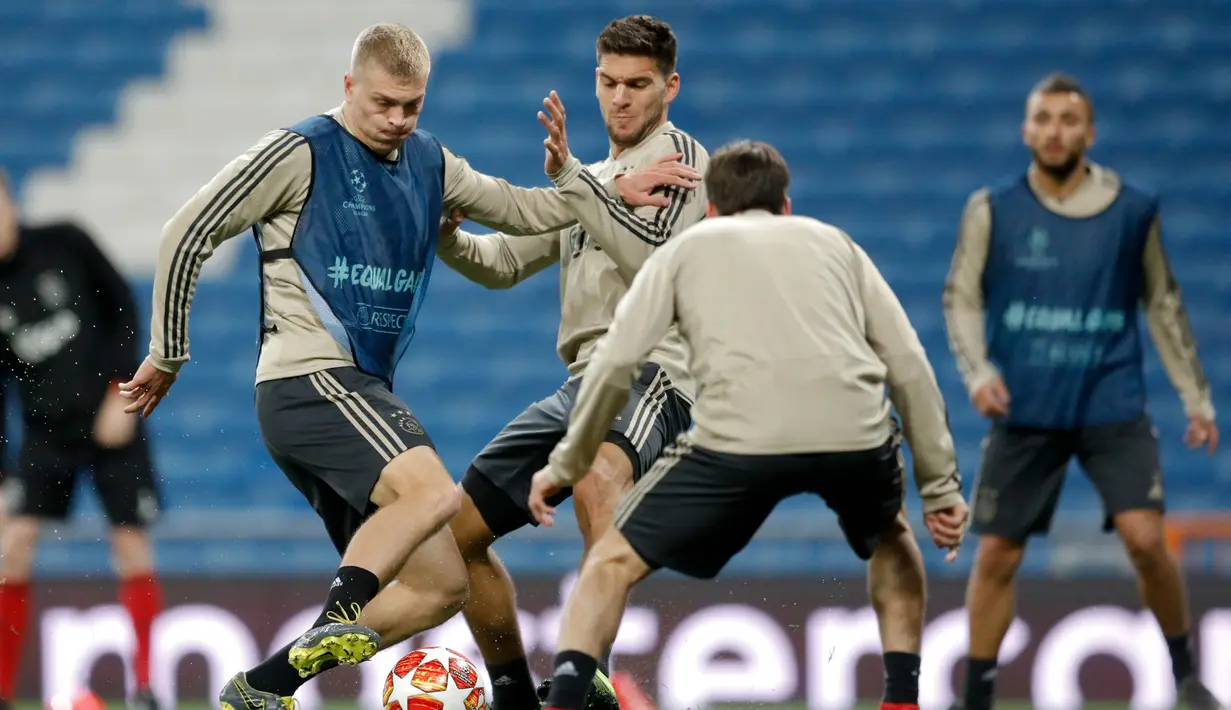 Para pemain Ajax Amsterdam berlatih di Stadion Santiago Bernabeu, Madrid, Spanyol, Senin (4/3). Ajax Amsterdam kalah agregat 1-2 atas Real Madrid. (AP Photo/Bernat Armangue)