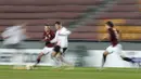 Penyerang AC Milan, Lorenzo Colombom menantang bek Sparta Praha, Dominik Plechaty pada pertandingan grup H Liga Eropa UEFA di Stadion Generali Arena, Jumat (11/12/2020) dinihari WIB.  AC Milan menutup fase grup Liga Europa dengan kemenangan tipis 1-0 atas Sparta Praha. (AP Photo/Petr David Josek)