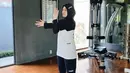 Natasha Rizky selalu memperhatikan kesehatan dengan rajin berolahraga. Sebelum berolahraga, Natasha Rizky tak lupa untuk pemanasan terlebih dahulu dengan stretching. Gaya istri Desta saat olahraga ini mencuri perhatian. (Liputan6.com/IG/@natasharizkynew)