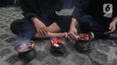 Aksi teatrikal aktivis dari Indonesia Corruption Watch (ICW) untuk menolak kehadiran pimpinan KPK bermasalah di depan Gedung Merah Putih KPK, Jakarta, Jumat (20/12/2019). Aksi penolakan digambarkan dengan keberadaan dua dukun yang tengah mengusir roh jahat. (merdeka.com/Dwi Narwoko)