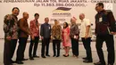 Dirut Jasa Marga Desi Arryani (tengah) berbincang dengan perwakilan perbankan dan pembiayaan usai penandatanganan perjanjian kredit sindikasi Jasa Marga terkait pembangunan ruas Tol Cikampek II, Jakarta, Selasa (31/7). (Merdeka.com/Arie Basuki)