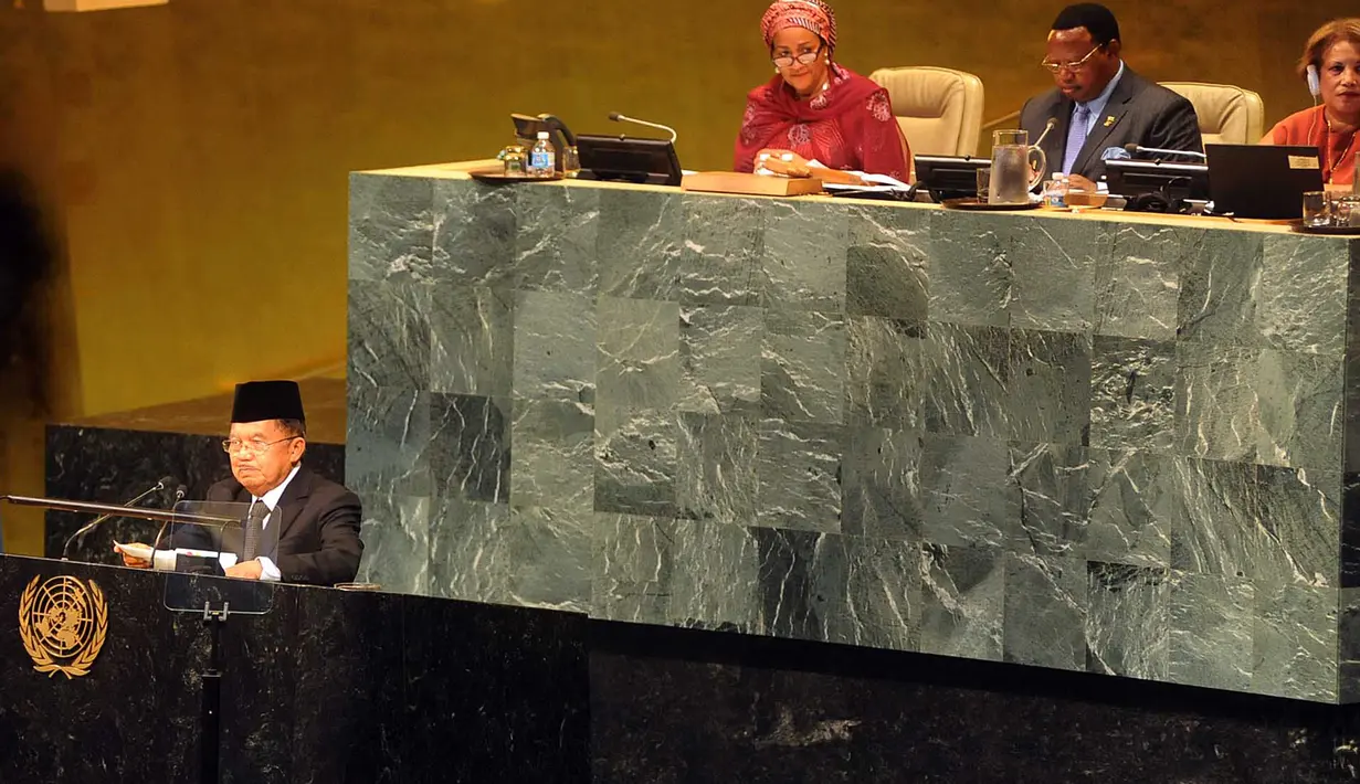 Wapres Jusuf Kalla mewakili Indonesia menyampaikan pidato pada sesi Debat Umum Sidang Majelis Umum PBB ke-72 di New York, Kamis (21/9).  Jusuf Kalla berbicara dalam forum ini dengan mengenakan setelan jas dan kopiah berwarna hitam. (TIM MEDIA WAPRES)