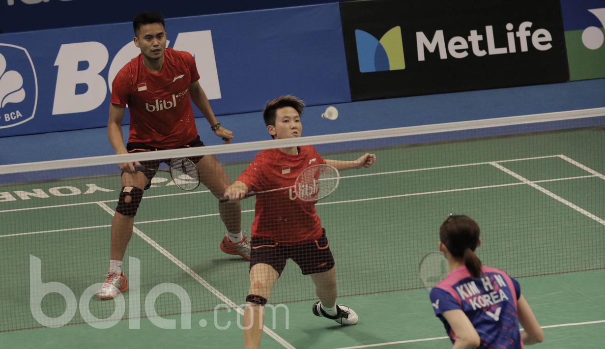 Pasangan Tontowi Ahmad/Liliyana Natsir, mengahadapi pasangan Korea, Kim Dukyoung/Kim Ha Na di Indonesia Open 2017 di JCC, Selasa (13/6/2017). Ganda Campuran Indonesia itu menang dengan skor 19-21, 21-19, dan 21-18. (Bola.com/M Iqbal Ichsan)